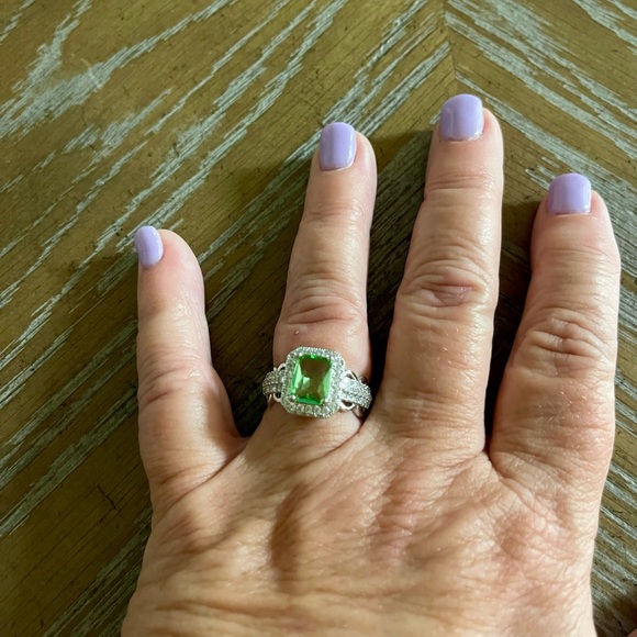 π₯2/$24 or 3/$30π₯Vintage Green Square cubic ziconia ring - Picture 4 of 9